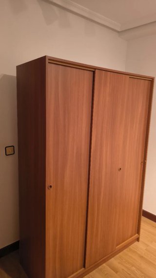 Armario puertas correderas madera marrón