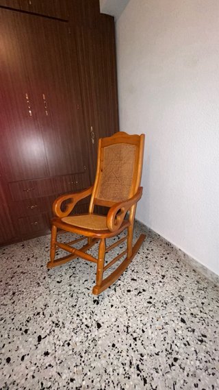 Sillas, Mecedora y Sillón orejero.