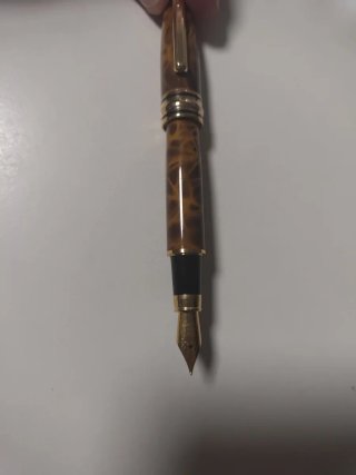 Pluma estilográfica dorada y marrón