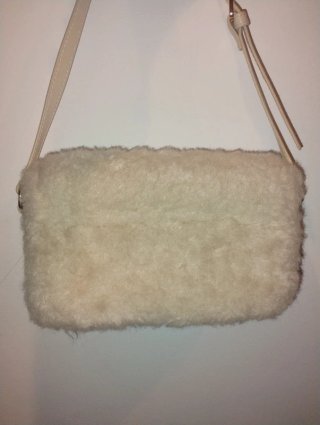 Bolso H&M peluche beige con cadena dorada