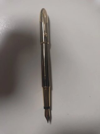 Pluma estilográfica dorada con rayas