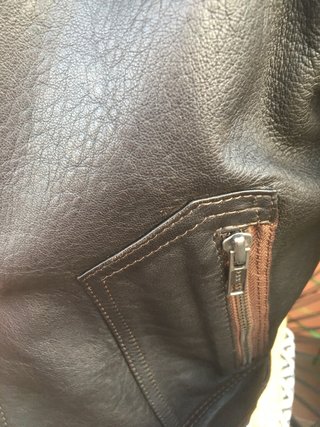 Cazadora ligera de piel marron oscuro