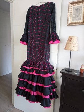 Vestido de flamenca negro y fucsia