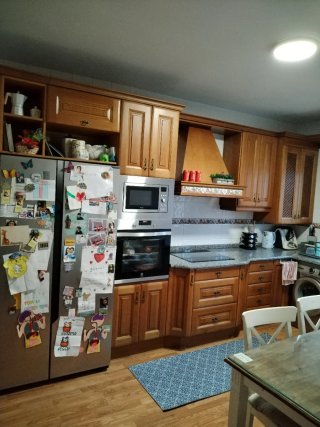 Mueble de cocina madera y encimera granito