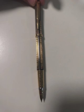 Pluma estilográfica dorada y negra