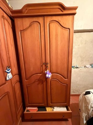 Armario de pino con cajón