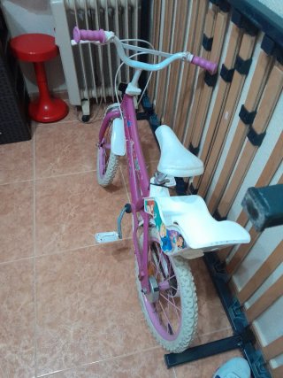 Bicicleta infantil rosa con ruedas blancas