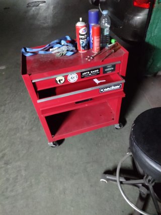 Mesa y silla taller/tienda tatuajes