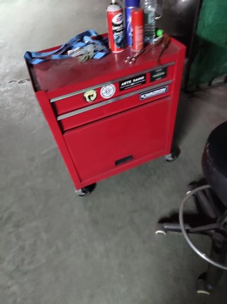 Mesa y silla taller/tienda tatuajes