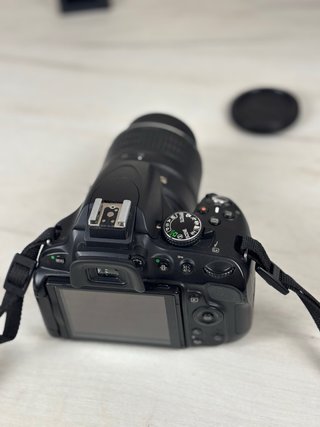 Nikon D5100 + 18-55mm VR + 4 baterías + accesorios