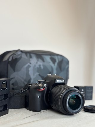 Nikon D5100 + 18-55mm VR + 4 baterías + accesorios