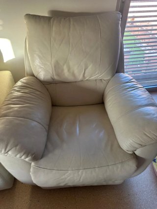 Sillón abatible de piel beige