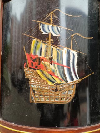 Puerta decorativa con barcos pintados