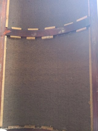 Puerta decorativa con barcos pintados