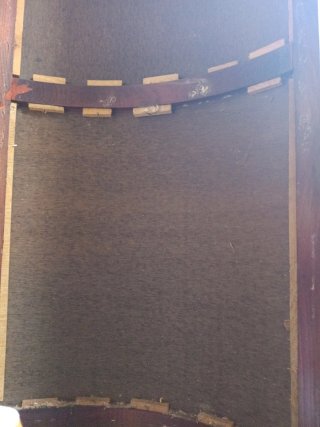 Puerta decorativa con barcos pintados