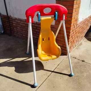 Columpio infantil amarillo y rojo