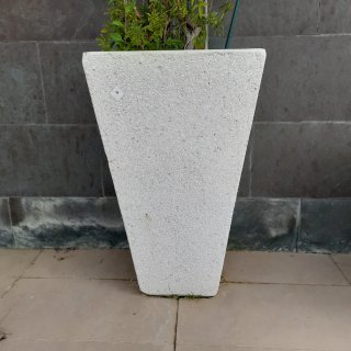Jardinera de piedra blanca