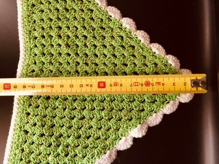 Bandana uncinetto verde con profilo bianco