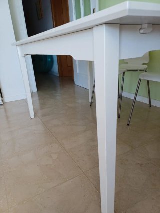 Mesa de comedor blanca de madera y 4 sillas.
