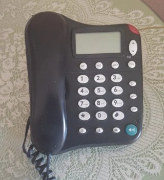 Teléfono de mesa negro
