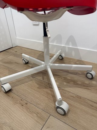 Silla juvenil Ikea roja con ruedas