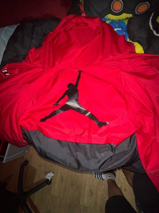 Chaqueta Cortavientos Jordan Roja y Negra