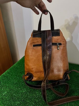 Mochila de cuero marrón y negro