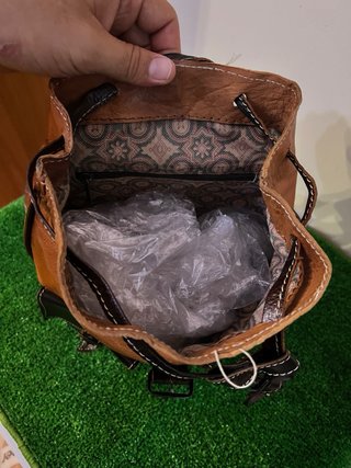 Mochila de cuero marrón y negro