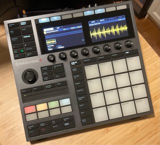 Maschine Plus - Caja de ritmos/sampler