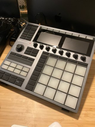 Maschine Plus - Caja de ritmos/sampler