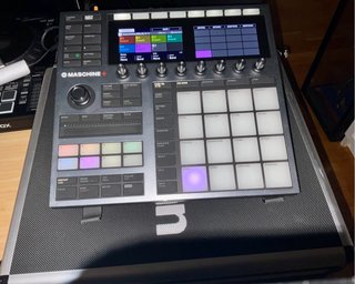 Maschine Plus - Caja de ritmos/sampler