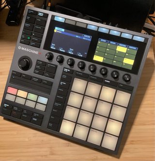 Maschine Plus - Caja de ritmos/sampler