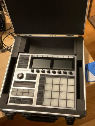 Maschine Plus - Caja de ritmos/sampler