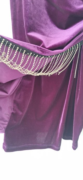 Vestido Terciopelo Morado con Cadenas Plateadas