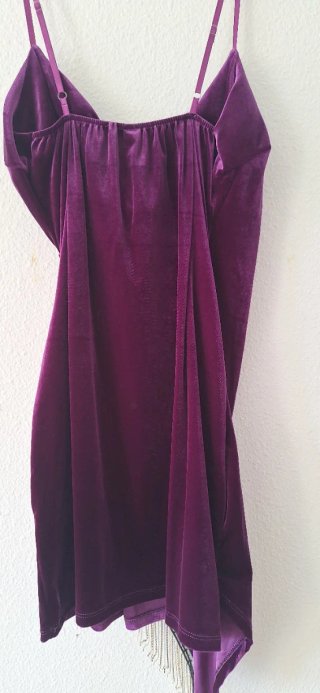 Vestido Terciopelo Morado con Cadenas Plateadas