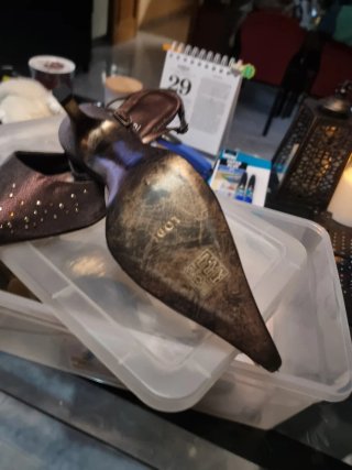 Zapatos Lodi tacón tachuelas marrón y oro