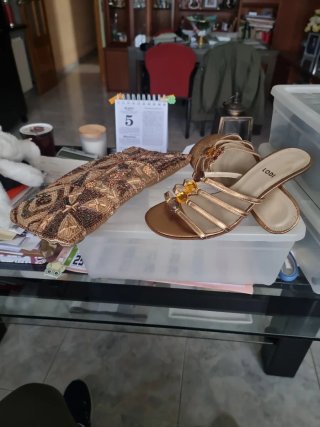 Zapatos Lodi tacón tachuelas marrón y oro
