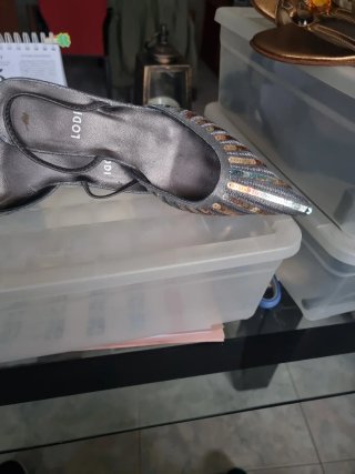 Zapatos Lodi tacón tachuelas marrón y oro