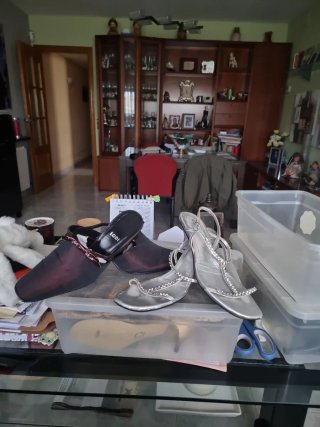 Zapatos Lodi tacón tachuelas marrón y oro