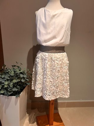 Elegante vestido blanco con detalles dorados