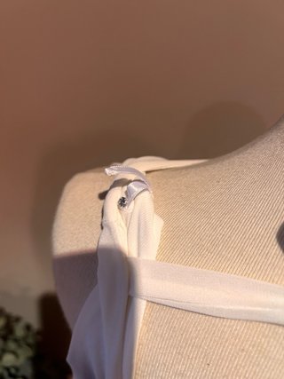 Elegante vestido blanco con detalles dorados