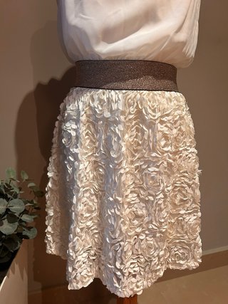 Elegante vestido blanco con detalles dorados