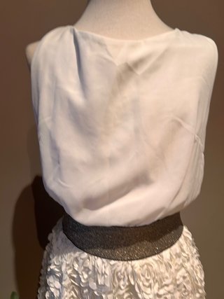 Elegante vestido blanco con detalles dorados