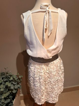 Elegante vestido blanco con detalles dorados