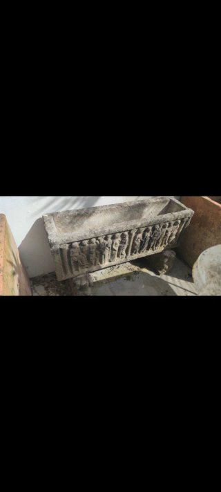 Macetero de piedra con relieve