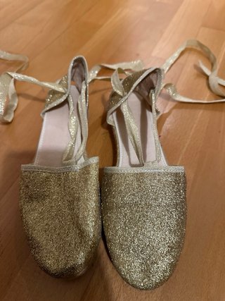 Espardeñas doradas brillantes