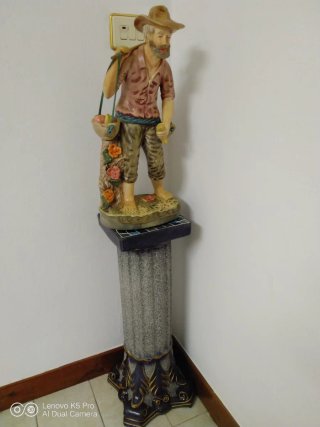 Pedestal con figura