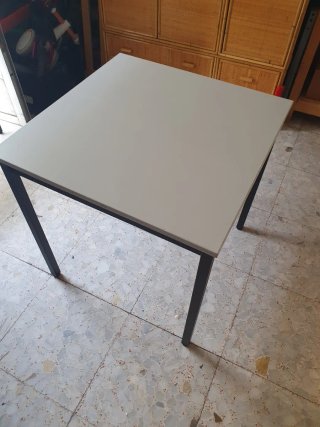 Mesa de despacho moderna basica.
