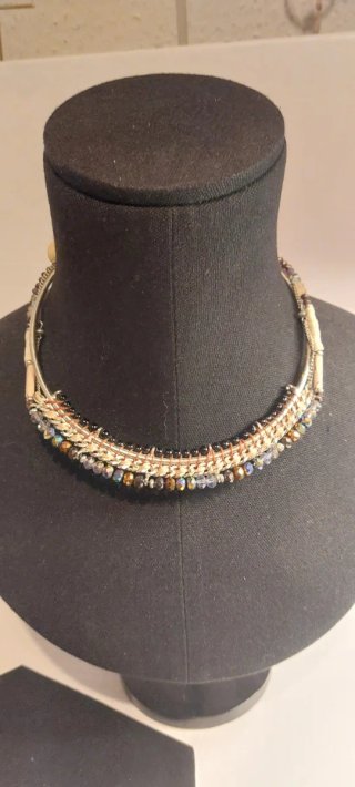 Collar engarzado abalorios multicolor y dorado