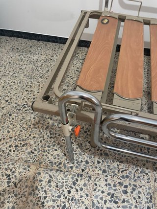 Cama articulada metálica y madera